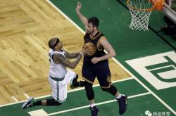 开云在线登录 - 吴越金雕队对阵庐州雷霆队，羽毛球杯赛惊险晋级，内线统治篮板——回归即成焦点